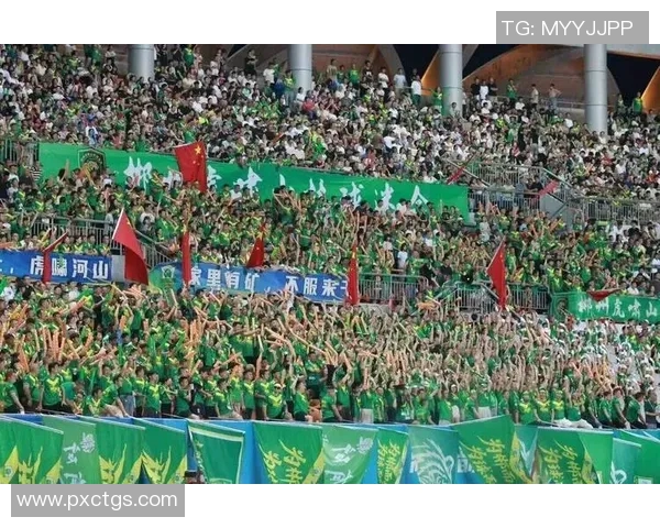 上海足球星闪耀绿茵场 展现技艺与拼搏精神带领球队迈向新高峰 上海足球星闪耀绿茵场 展现技艺与拼搏精神带领球队迈向新高峰