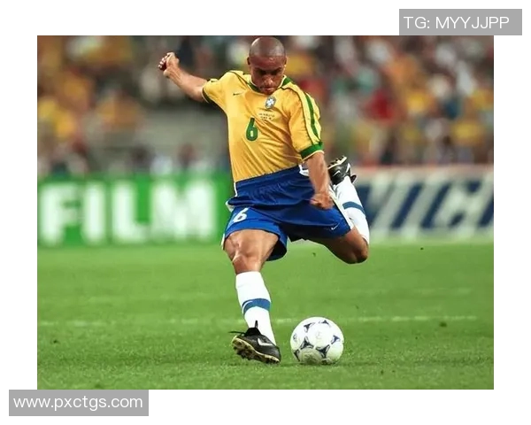 足球球星肌肉线条尽显强悍魅力 吸引全球球迷瞩目